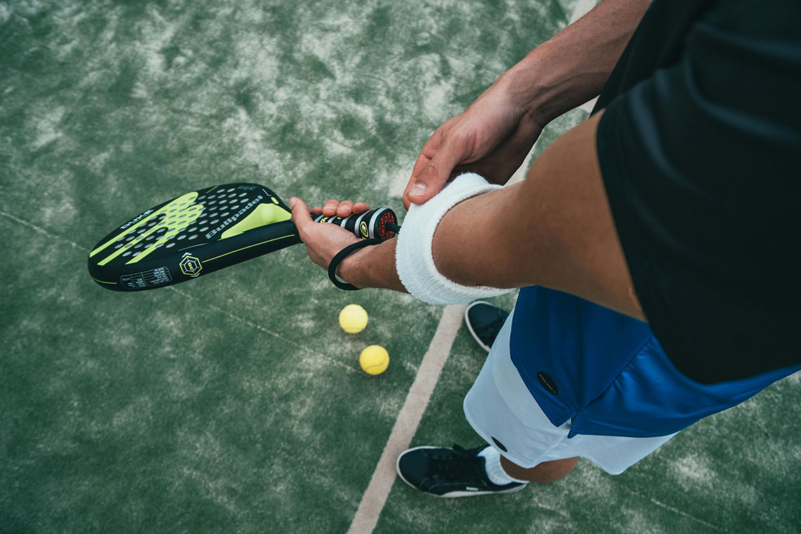 Speler padel op het veld
