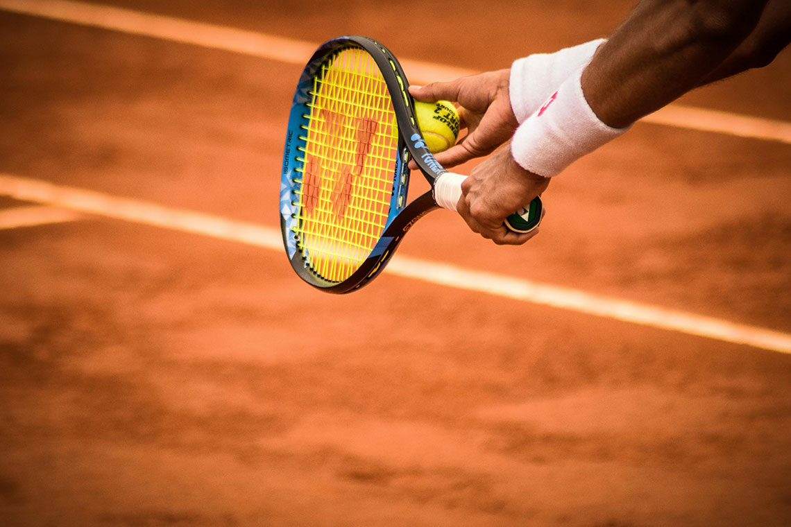tennisracket op het veld